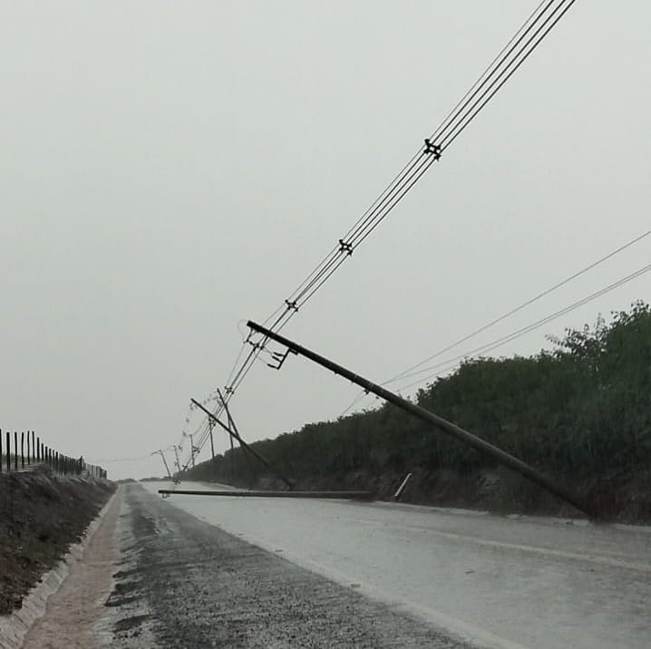 Chuva e vento tombam postes em vicinal na região de Barretos