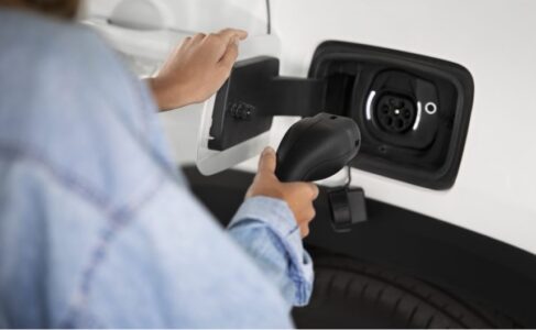 Bombeiros atualizam normas para recarga de veículos elétricos em edificações