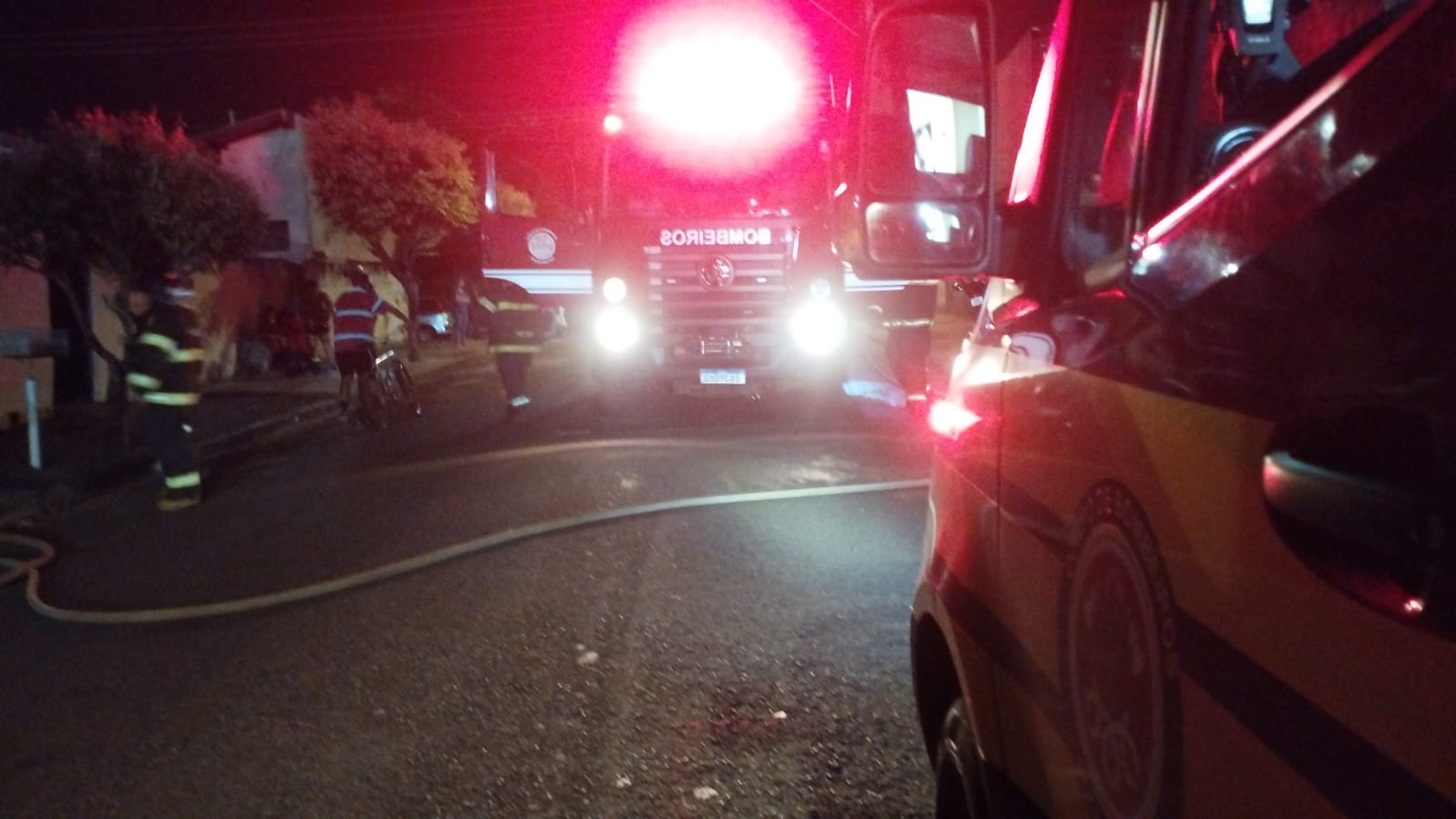 Bombeiros são acionados para combate a incêndio em imóvel abandonado