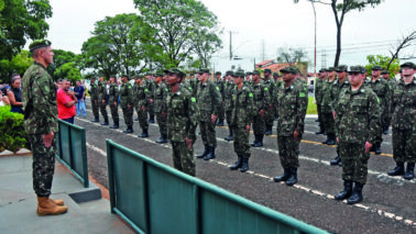 Formatura marca entrada de 100 atiradores no Tiro de Guerra
