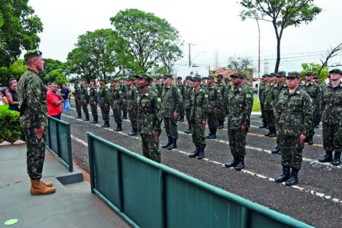Formatura marca entrada de 100 atiradores no Tiro de Guerra