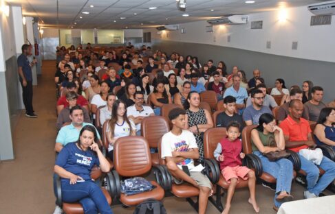 Reunião orienta alunos selecionados para embarque internacional