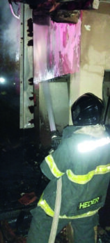 Bombeiros combatem incêndio em imóvel abandonado