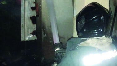 Bombeiros combatem incêndio em imóvel abandonado