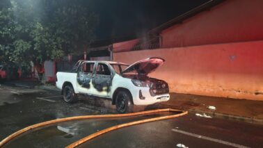 Homem é preso após atear fogo em caminhonete no bairro Nogueira (Foto: O Diário de Barretos) Homem é preso após atear fogo em caminhonete no bairro Nogueira (Foto: O Diário de Barretos)