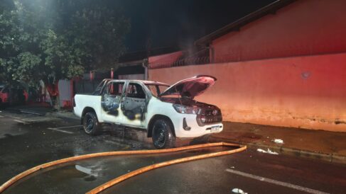 Homem é preso após atear fogo em caminhonete no bairro Nogueira (Foto: O Diário de Barretos)