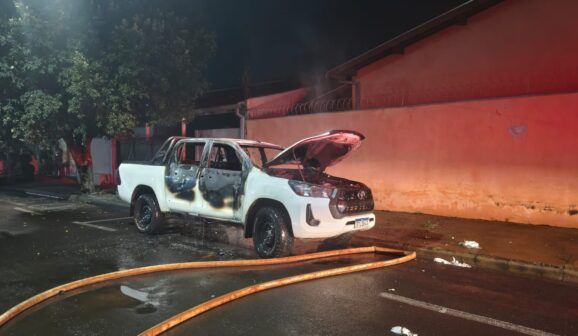 Homem é preso após atear fogo em caminhonete no bairro Nogueira (Foto: O Diário de Barretos)