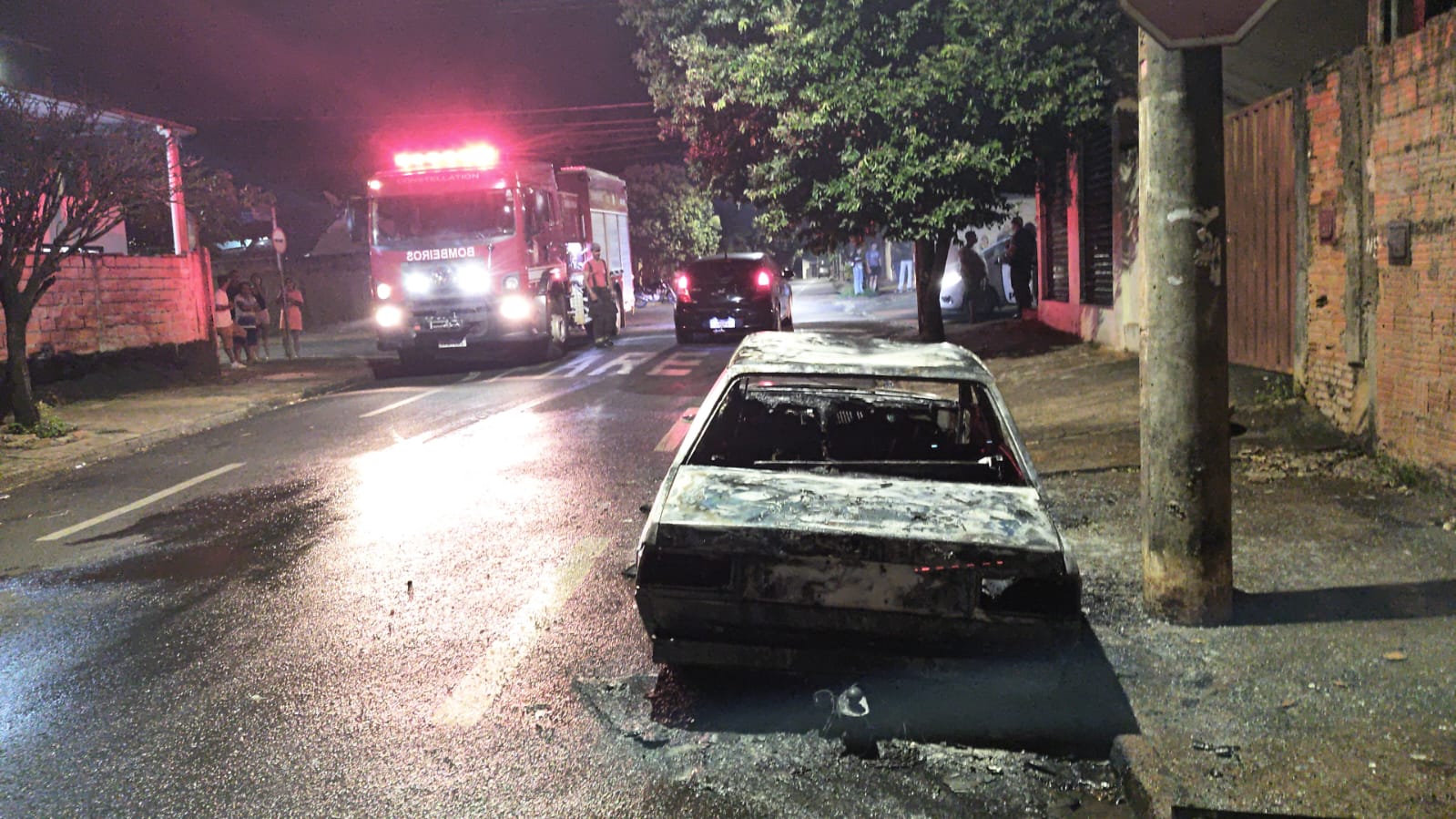 Bombeiros apagam incêndio em carro no bairro Santa Helena