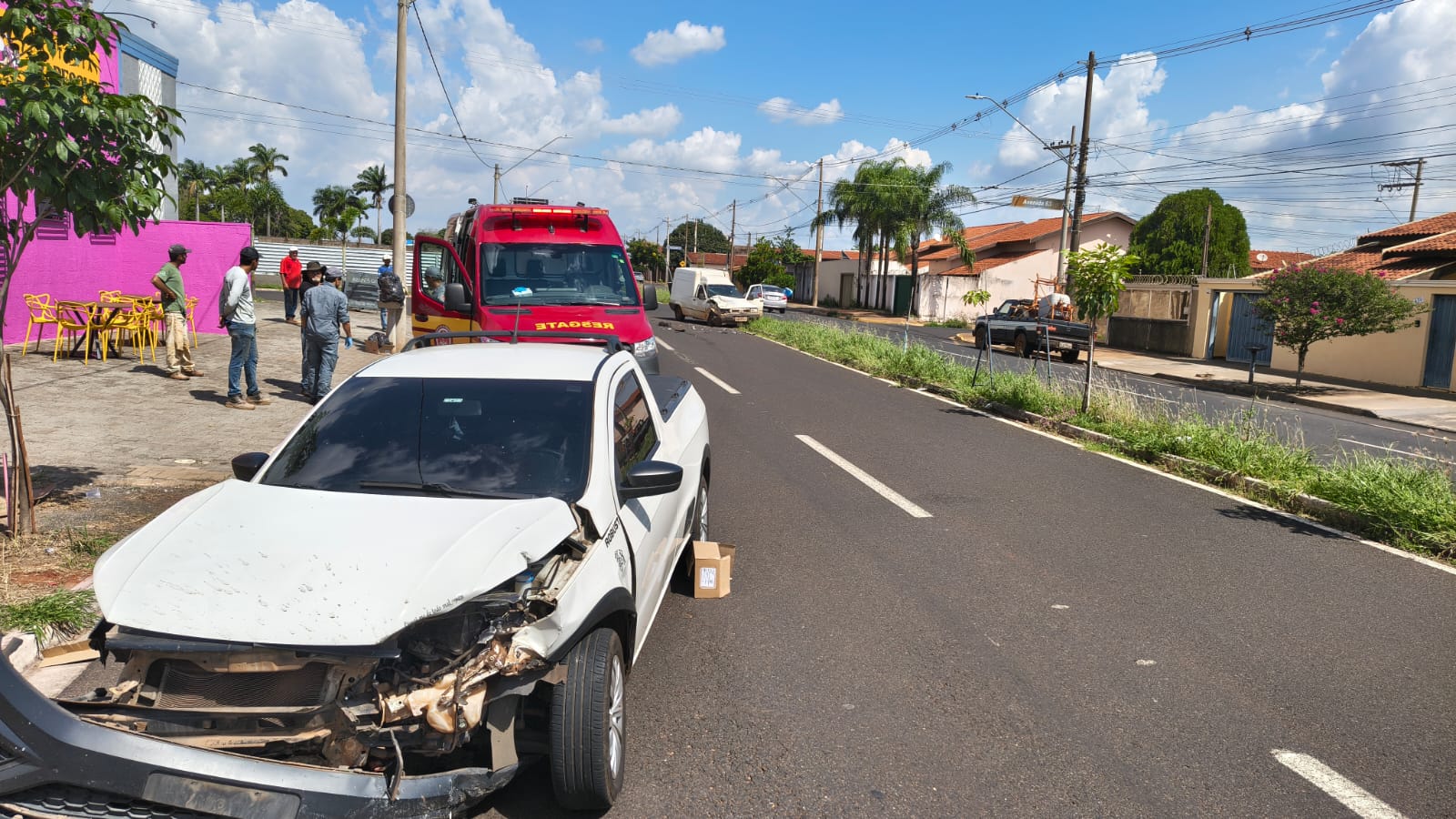 Bombeiros são acionados para acidente na Roberto Rios