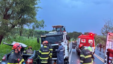 Condutora é socorrida após colisão frontal na Assis Chateaubriand (Foto: O Diário de Barretos) Condutora é socorrida após colisão frontal na Assis Chateaubriand (Foto: O Diário de Barretos)