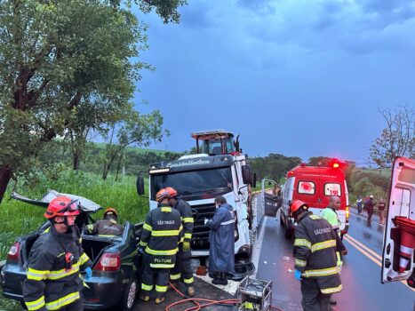 Condutora é socorrida após colisão frontal na Assis Chateaubriand (Foto: O Diário de Barretos)