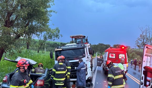 Condutora é socorrida após colisão frontal na Assis Chateaubriand (Foto: O Diário de Barretos)
