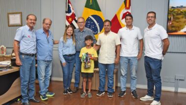 WhatsApp Image 2026-03-27 at 16.47.23 O barretense João Avi Garcia, de 8 anos, campeão mundial de Jiu-Jitsu em 2025 e líder do ranking mundial em sua categoria, foi recebido no Gabinete pelo prefeito Odair Silva, em um encontro marcado pelo reconhecimento e incentivo ao esporte.