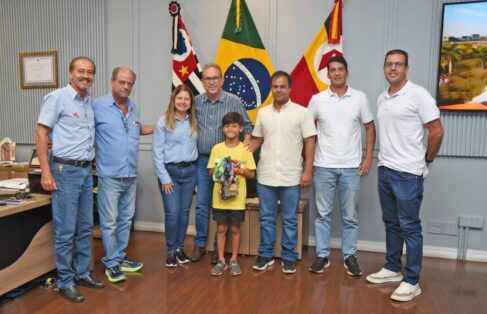 O barretense João Avi Garcia, de 8 anos, campeão mundial de Jiu-Jitsu em 2025 e líder do ranking mundial em sua categoria, foi recebido no Gabinete pelo prefeito Odair Silva, em um encontro marcado pelo reconhecimento e incentivo ao esporte.