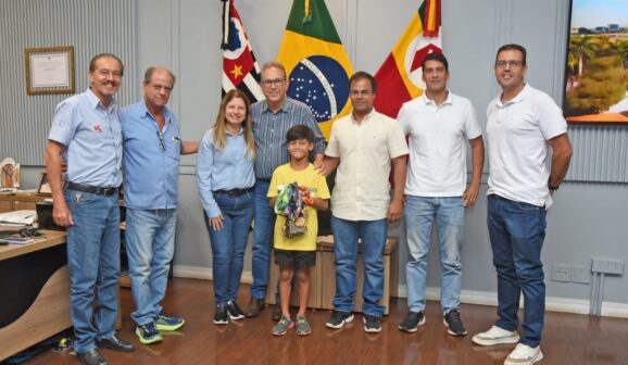 O barretense João Avi Garcia, de 8 anos, campeão mundial de Jiu-Jitsu em 2025 e líder do ranking mundial em sua categoria, foi recebido no Gabinete pelo prefeito Odair Silva, em um encontro marcado pelo reconhecimento e incentivo ao esporte.