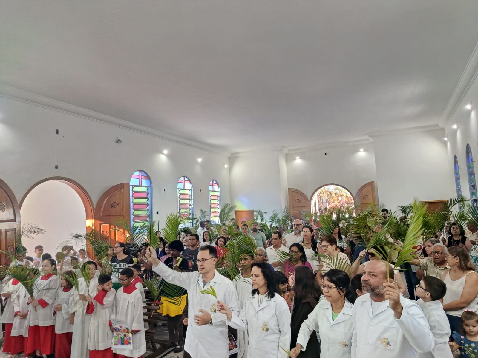 Católicos participam da celebração do Domingo de Ramos