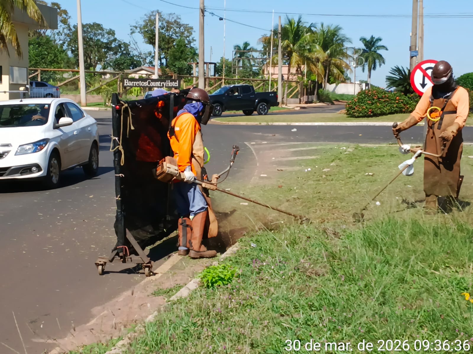 Zeladoria realiza roçada em avenida e vicinal do Aeroporto