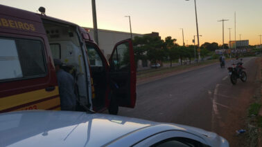 Bombeiros socorrem vítima de acidente de trânsito (Foto: O Diário de Barretos)