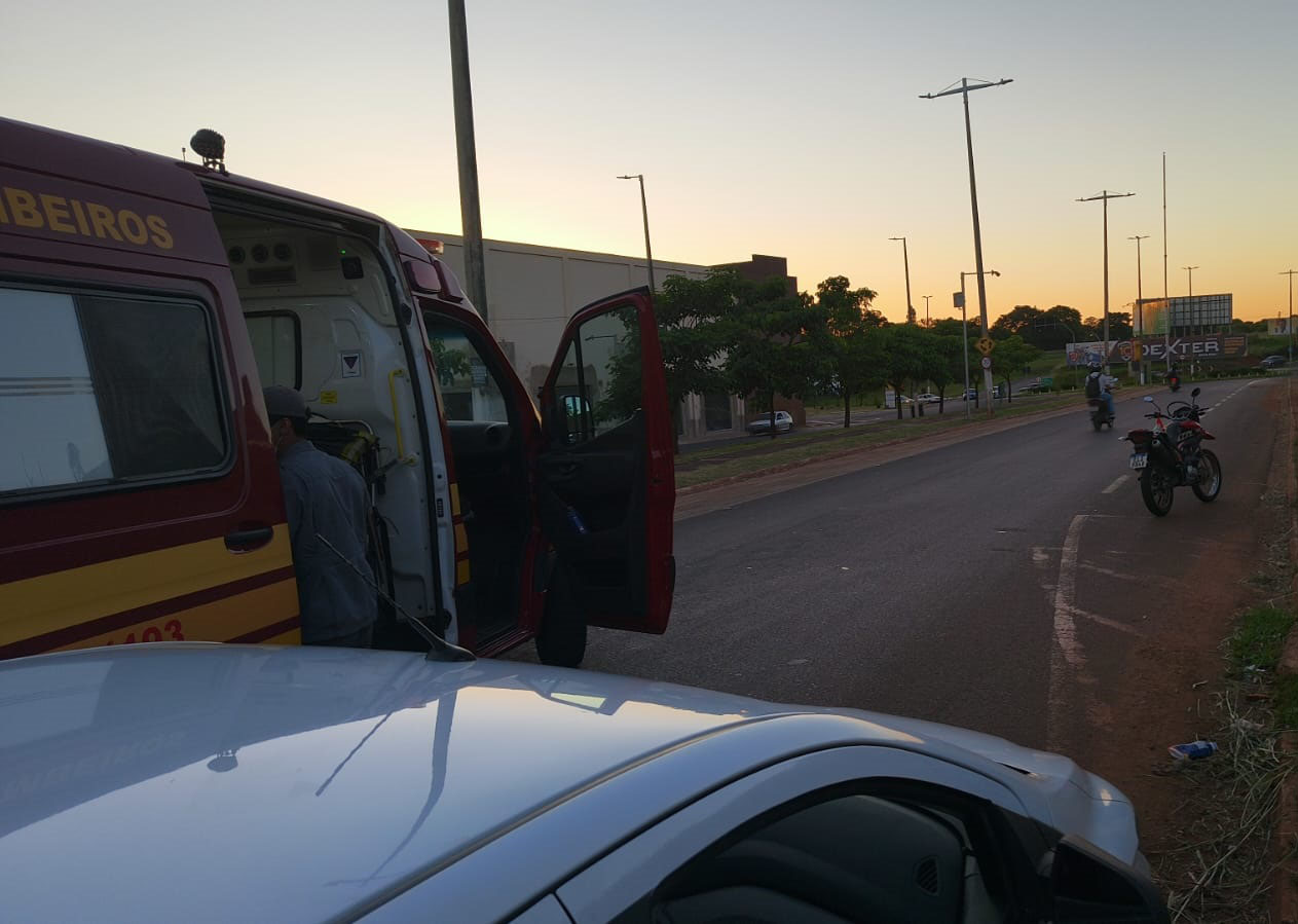 Bombeiros socorrem vítima de acidente de trânsito
