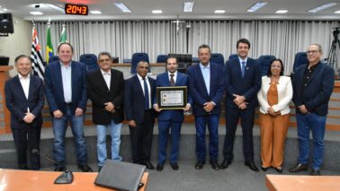 Autoridades barretenses e convidados com o homenageado Robson Tuma (Foto: Comunicação Câmara)