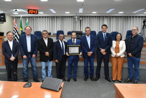 Autoridades barretenses e convidados com o homenageado Robson Tuma (Foto: Comunicação Câmara)