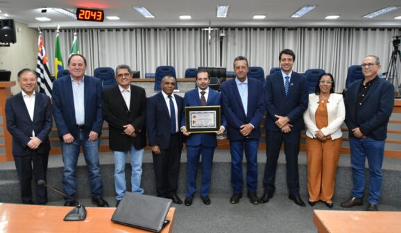 Autoridades barretenses e convidados com o homenageado Robson Tuma (Foto: Comunicação Câmara)