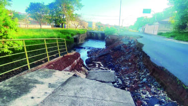Trecho em margem de corrego desabou e situação no local se arrasta desde 13 de dezembro do ano passado