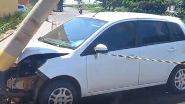 Carro é atingido por caminhão e colide em poste no Vida Nova (Foto: O Diário de Barretos) Carro é atingido por caminhão e colide em poste no Vida Nova (Foto: O Diário de Barretos)