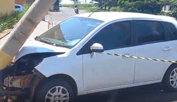 Carro é atingido por caminhão e colide em poste no Vida Nova (Foto: O Diário de Barretos)