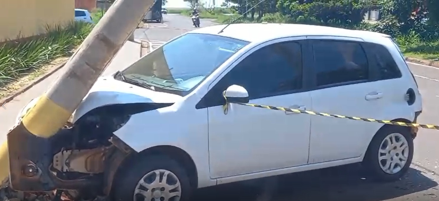 Carro é atingido por caminhão e colide em poste no Vida Nova
