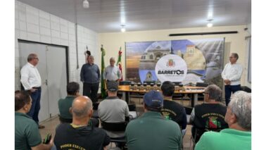 Em ato realizado no auditório da Prefeitura da Estância Turística de Barretos, na sexta-feira (27), foram entregues aparelhos celulares e impressoras portáteis aos servidores do Setor de Fiscalização de Posturas