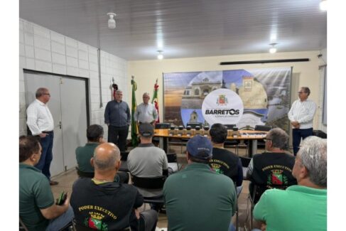 Em ato realizado no auditório da Prefeitura da Estância Turística de Barretos, na sexta-feira (27), foram entregues aparelhos celulares e impressoras portáteis aos servidores do Setor de Fiscalização de Posturas