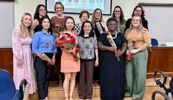 Empresária Lídia Helena Ikeda e as mulheres participantes da homenagem (Foto: Divulgação)