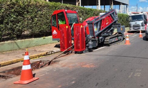 Equipamento utilizado em obras de substitutição da rede pelo SAAE