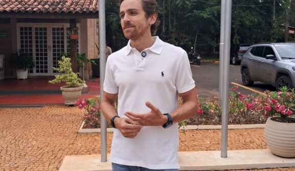 Pedro Muzeti em entrevista no Parque do Peão