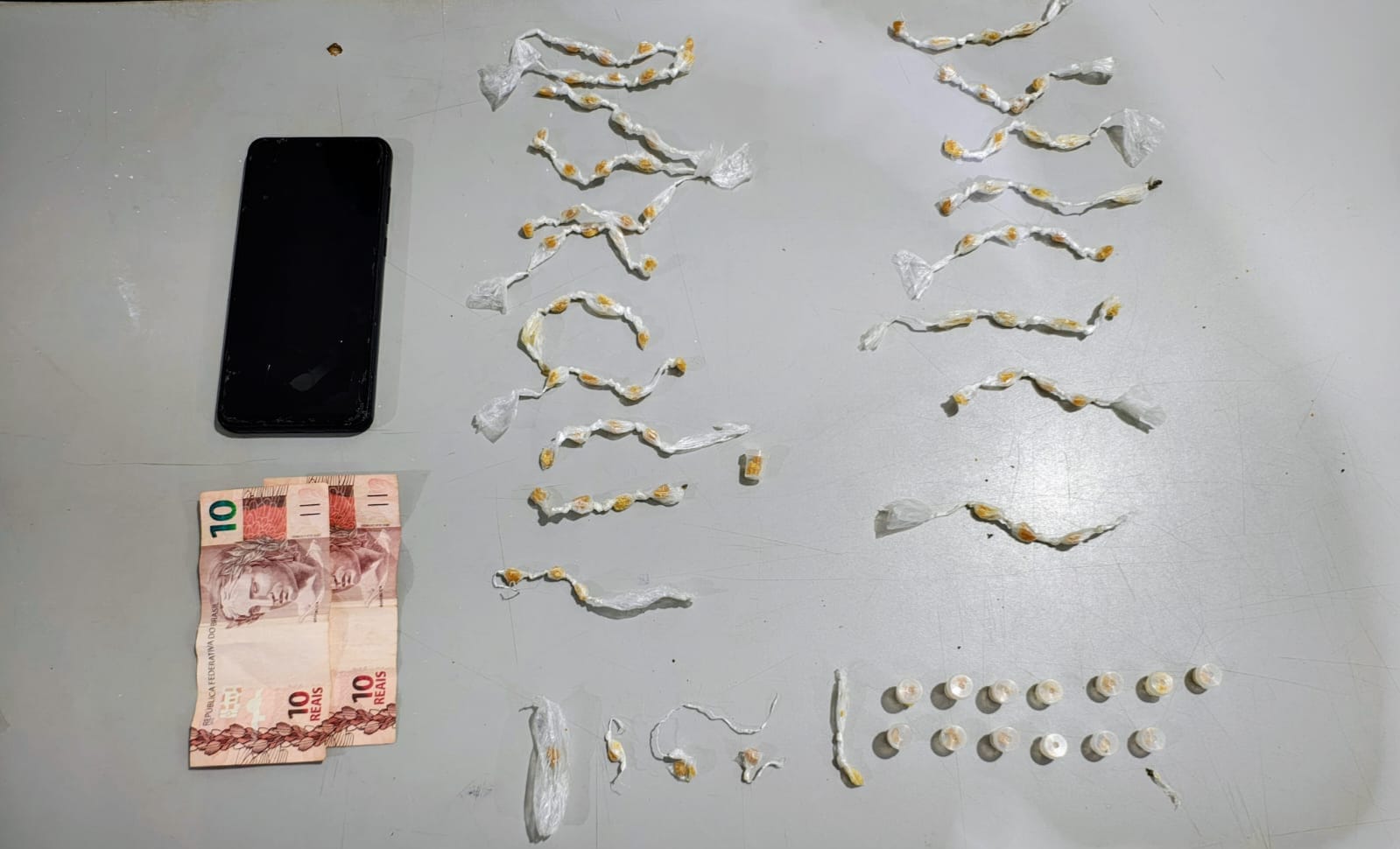 Polícia Militar encontra suspeito e apreende drogas em Colina