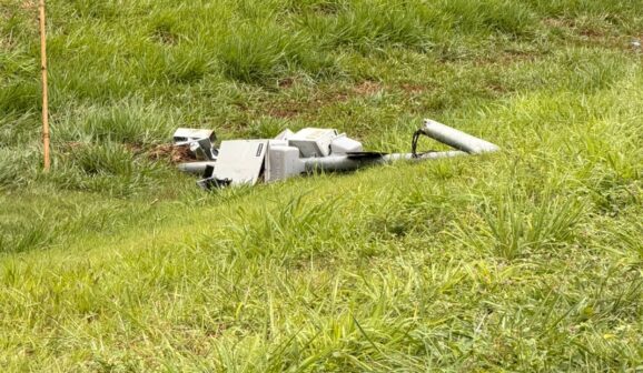 Peças do radar foram parar no canteiro central da via das Nações