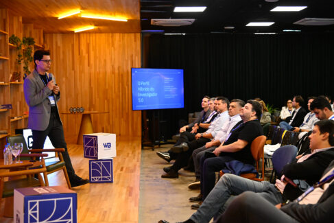 DELEGADO LANÇA LIVRO