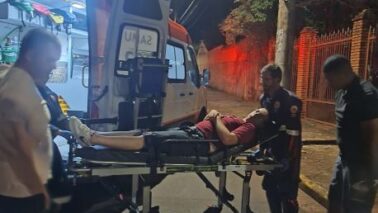 O SAMU atendeu a uma ocorrência de queda de motocicleta registrada na madrugada desta segunda-feira (23), no cruzamento da Avenida 29 com a Rua 4, no centro.