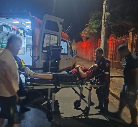 SAMU socorre vítima ferida em queda de moto no centro