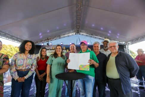 O ministro do Desenvolvimento Agrário e Agricultura Familiar, Paulo Teixeira, visitou no sábado (14) as cidades paulistas de Colômbia e Boa Esperança do Sul para realizar o lançamento de programas e a entrega de Contratos de Concessão de Uso.