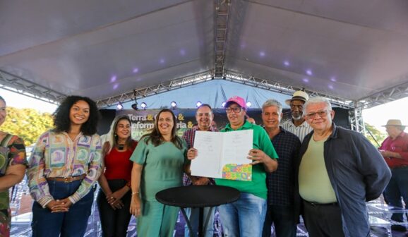 O ministro do Desenvolvimento Agrário e Agricultura Familiar, Paulo Teixeira, visitou no sábado (14) as cidades paulistas de Colômbia e Boa Esperança do Sul para realizar o lançamento de programas e a entrega de Contratos de Concessão de Uso.