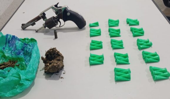 Jovem é detido pela PM por tráfico e porte ilegal de arma (Foto: O Diário de Barretos)