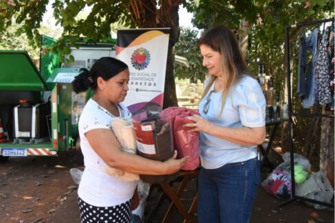 O Fundo Social de Solidariedade realizou ação solidária no distrito de Alberto Moreira, coordenada pela primeira-dama, Roselaine Silva.