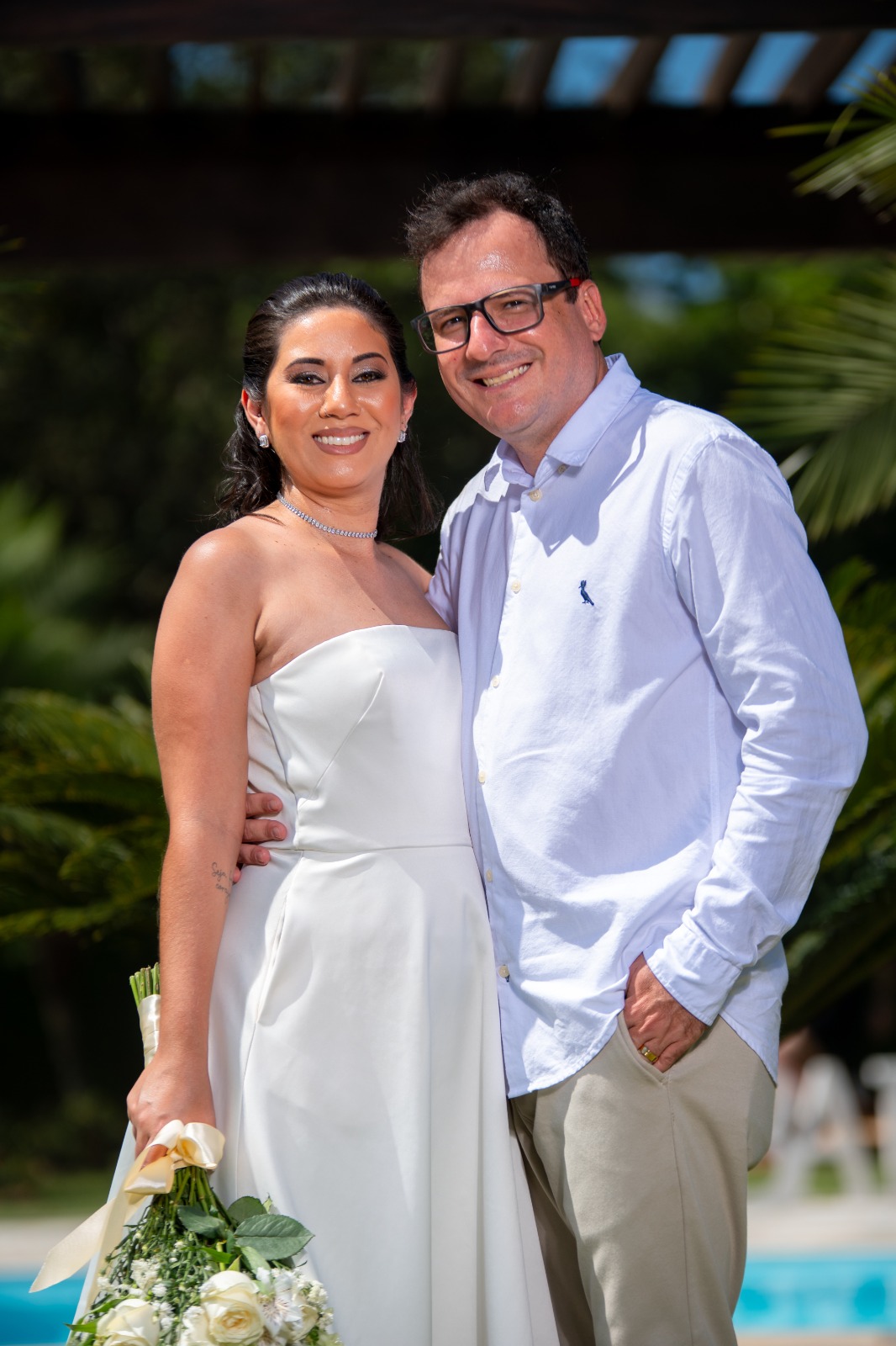 Pedro Henrique Flosi Soares e Ana Paula Jaziro Flosi comemoram o casamento