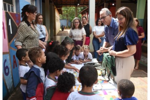 A Secretaria de Educação da Prefeitura de Barretos iniciou, nesta segunda-feira (13), a entrega oficial dos novos uniformes e kits de materiais escolares para os alunos da rede municipal de ensino.