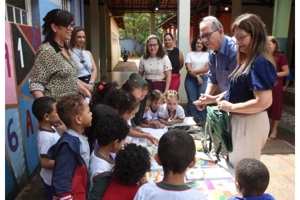 Alunos da rede municipal recebem uniformes e kits escolares