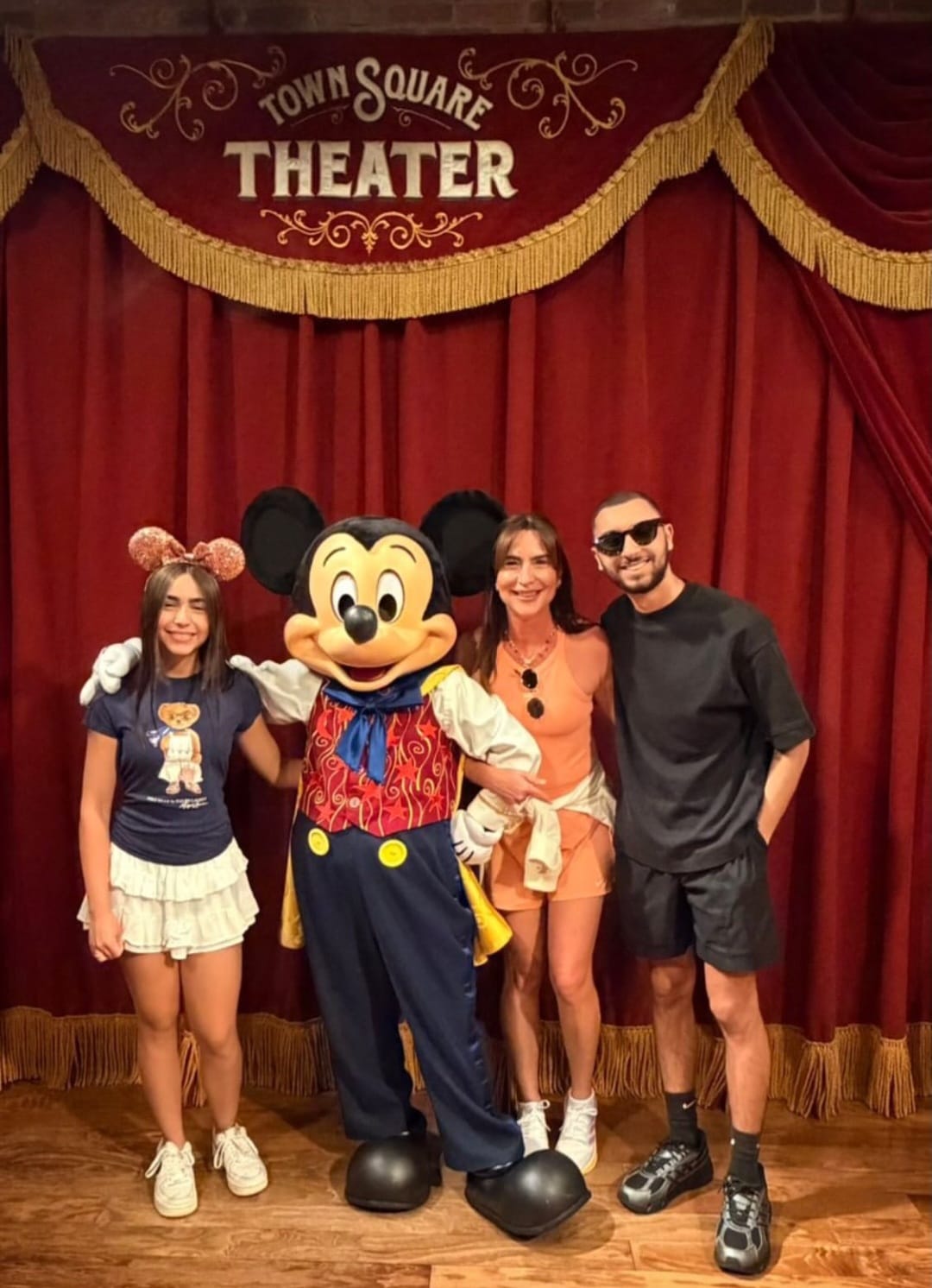 Dani Arutim e família curtindo a Disney