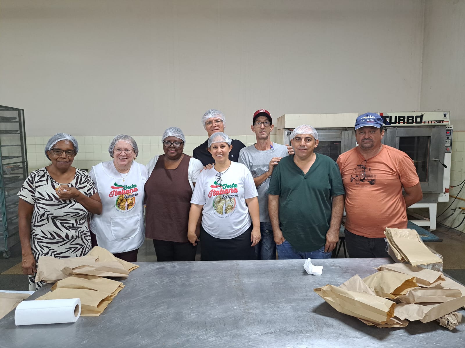 Foco nos voluntários da organização da Festa Italiana
