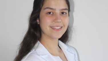Alice Koike Salomão, estudante do 1º período do curso de medicina da FACISB, orientada pela profª Fabiana Albani Zambuzi Roberto Câncer de colo do útero: prevenção disponível e acesso desigual